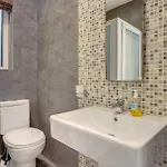 Splendid Apartment, Steps Away From The Sea