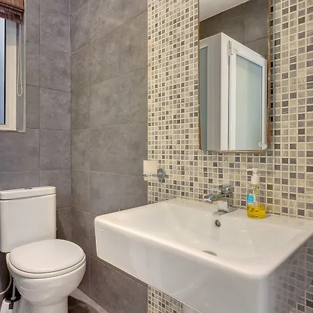 Splendid Apartment, Steps Away From The Sea