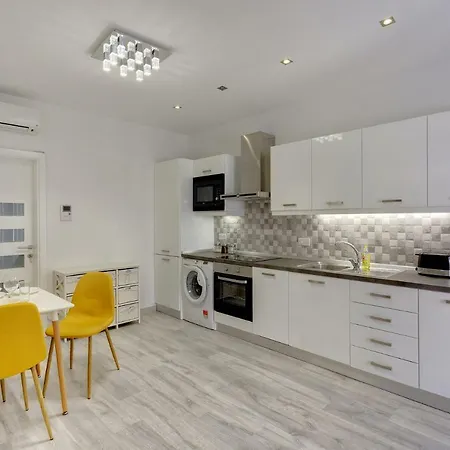 아파트 Splendid Apartment, Steps Away From The Sea 슬리에마