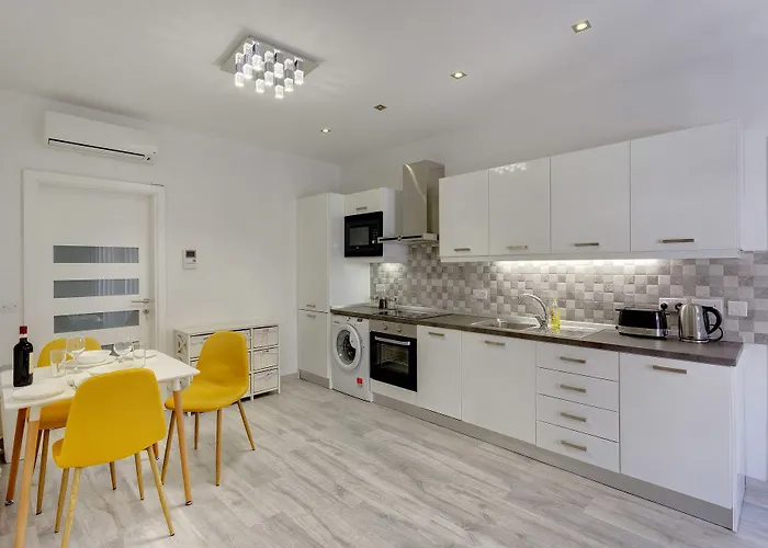 Splendid Apartment, Steps Away From The Sea * 슬리에마