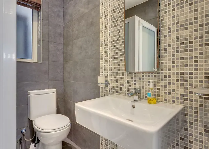 Splendid Apartment, Steps Away From The Sea 아파트