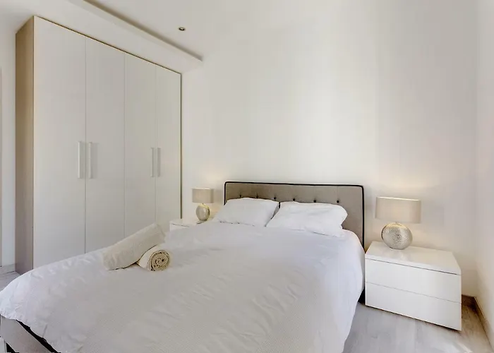 Splendid Apartment, Steps Away From The Sea * 슬리에마